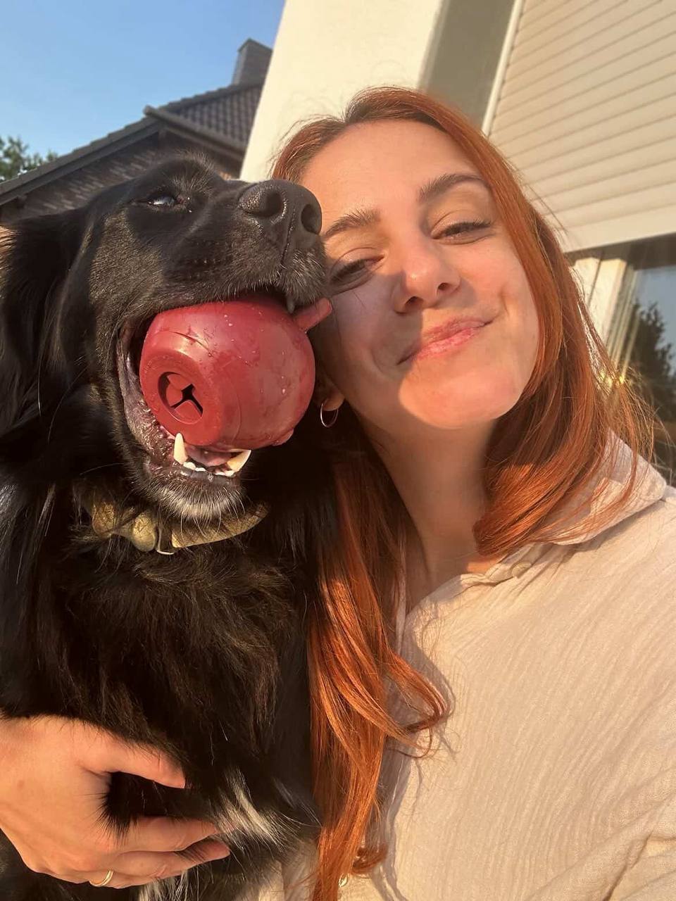 Frau mit Hund im Arm